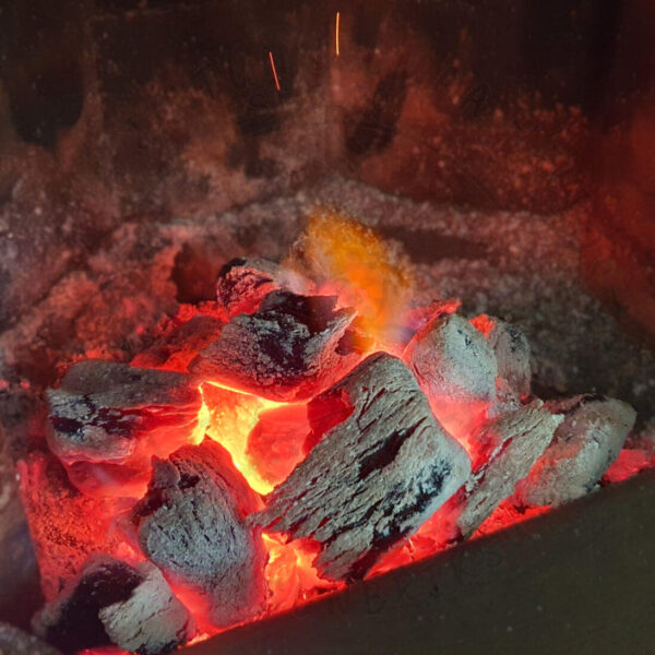 TUMMIEN brikettien pitkään kestävä hiillos 1,5 tunnin palamisen jälkeen (yhteensä poltettu 3 TUMMAA briksua).