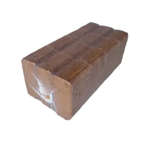 Tiilibriketti tumma kutistemuovipaketissa, 10 kg. Yhdessä 10kg paketissa on 12 briketin palaa. Tiilibriketti tumma on toimivaa polttopuuta.