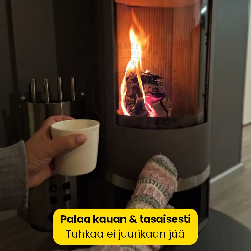 Takka, jossa testaamani Briketti VAALEA palanut takassa melkein tunnin (3 briksua). Kahvikuppi kädessä puubriketti takkatulen ääressä. Briketti on tunnelmallinen polttopuu.